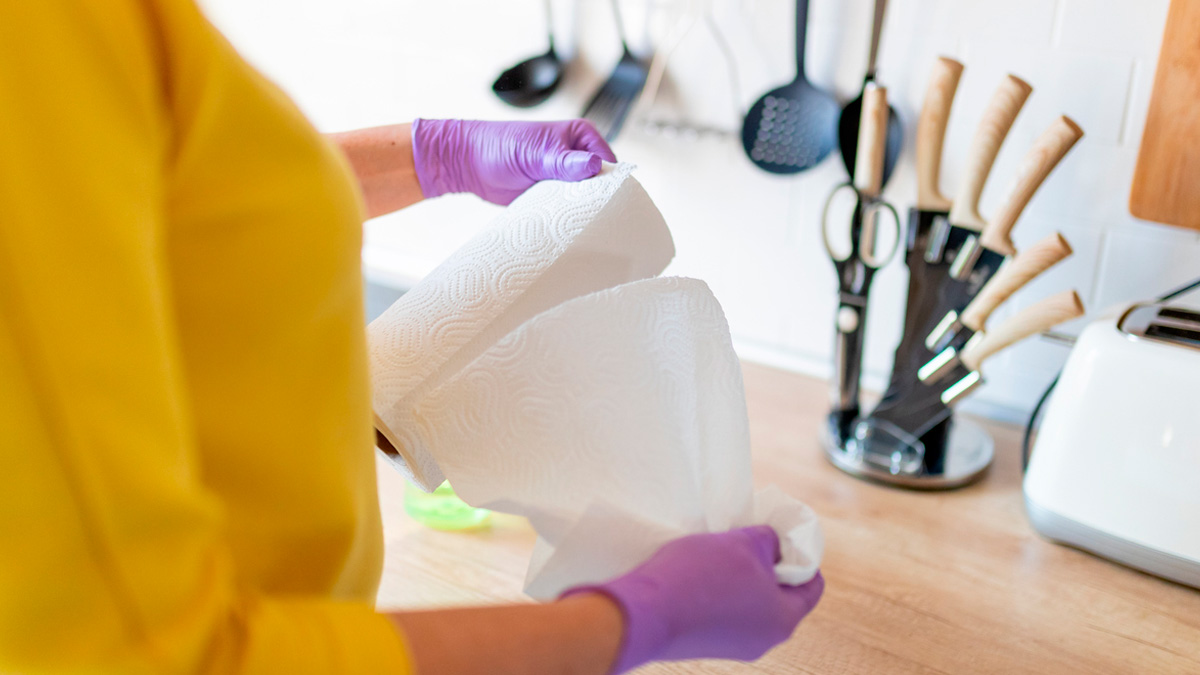 Een vel keukenpapier van de keukenrol afscheuren